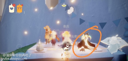 这个蜘蛛斗枯角，开始坐俩位置中间举蜡烛，一个饭团都没烧着，饭团就落他身旁也不起来烧一下

来个小黑，一进去就坐他怀里了，小黑来了蜘蛛斗立刻就叭叭叫了几声（你没挂机你不举蜡烛不烧饭团？）
他俩这姿势唠了一会儿，小黑放了个盆，蜘蛛斗开始弹琴

饭团掉了？不过管我大艺术家甚么事？我弹琴给各位观赏各位还不赶快给我烧饭团？
我在他边上始终比问号，他把琴收起来不弹了，我回位置继续举蜡烛（我带了盆接着又举了蜡烛），接着隔壁饭团掉了，他总算起来去烧饭团了，把饭团踢掉墙角烧了????????????太妙了你????????????
最终一张图中间那个桌子中间背吉他的从一进去就没动过位置，一个饭团都没烧，也不是啥好玩意，但他跟蜘蛛斗枯角比起来还差了点，反正卧龙凤雏吧。