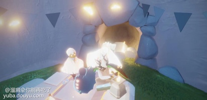 这个蜘蛛斗枯角，开始坐俩位置中间举蜡烛，一个饭团都没烧着，饭团就落他身旁也不起来烧一下

来个小黑，一进去就坐他怀里了，小黑来了蜘蛛斗立刻就叭叭叫了几声（你没挂机你不举蜡烛不烧饭团？）
他俩这姿势唠了一会儿，小黑放了个盆，蜘蛛斗开始弹琴

饭团掉了？不过管我大艺术家甚么事？我弹琴给各位观赏各位还不赶快给我烧饭团？
我在他边上始终比问号，他把琴收起来不弹了，我回位置继续举蜡烛（我带了盆接着又举了蜡烛），接着隔壁饭团掉了，他总算起来去烧饭团了，把饭团踢掉墙角烧了????????????太妙了你????????????
最终一张图中间那个桌子中间背吉他的从一进去就没动过位置，一个饭团都没烧，也不是啥好玩意，但他跟蜘蛛斗枯角比起来还差了点，反正卧龙凤雏吧。