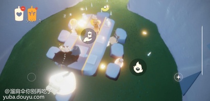 这个蜘蛛斗枯角，开始坐俩位置中间举蜡烛，一个饭团都没烧着，饭团就落他身旁也不起来烧一下

来个小黑，一进去就坐他怀里了，小黑来了蜘蛛斗立刻就叭叭叫了几声（你没挂机你不举蜡烛不烧饭团？）
他俩这姿势唠了一会儿，小黑放了个盆，蜘蛛斗开始弹琴

饭团掉了？不过管我大艺术家甚么事？我弹琴给各位观赏各位还不赶快给我烧饭团？
我在他边上始终比问号，他把琴收起来不弹了，我回位置继续举蜡烛（我带了盆接着又举了蜡烛），接着隔壁饭团掉了，他总算起来去烧饭团了，把饭团踢掉墙角烧了????????????太妙了你????????????
最终一张图中间那个桌子中间背吉他的从一进去就没动过位置，一个饭团都没烧，也不是啥好玩意，但他跟蜘蛛斗枯角比起来还差了点，反正卧龙凤雏吧。