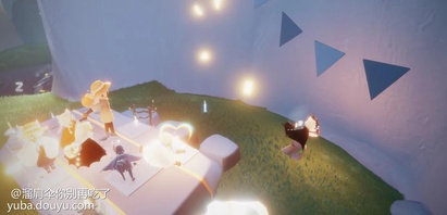 这个蜘蛛斗枯角，开始坐俩位置中间举蜡烛，一个饭团都没烧着，饭团就落他身旁也不起来烧一下

来个小黑，一进去就坐他怀里了，小黑来了蜘蛛斗立刻就叭叭叫了几声（你没挂机你不举蜡烛不烧饭团？）
他俩这姿势唠了一会儿，小黑放了个盆，蜘蛛斗开始弹琴

饭团掉了？不过管我大艺术家甚么事？我弹琴给各位观赏各位还不赶快给我烧饭团？
我在他边上始终比问号，他把琴收起来不弹了，我回位置继续举蜡烛（我带了盆接着又举了蜡烛），接着隔壁饭团掉了，他总算起来去烧饭团了，把饭团踢掉墙角烧了????????????太妙了你????????????
最终一张图中间那个桌子中间背吉他的从一进去就没动过位置，一个饭团都没烧，也不是啥好玩意，但他跟蜘蛛斗枯角比起来还差了点，反正卧龙凤雏吧。